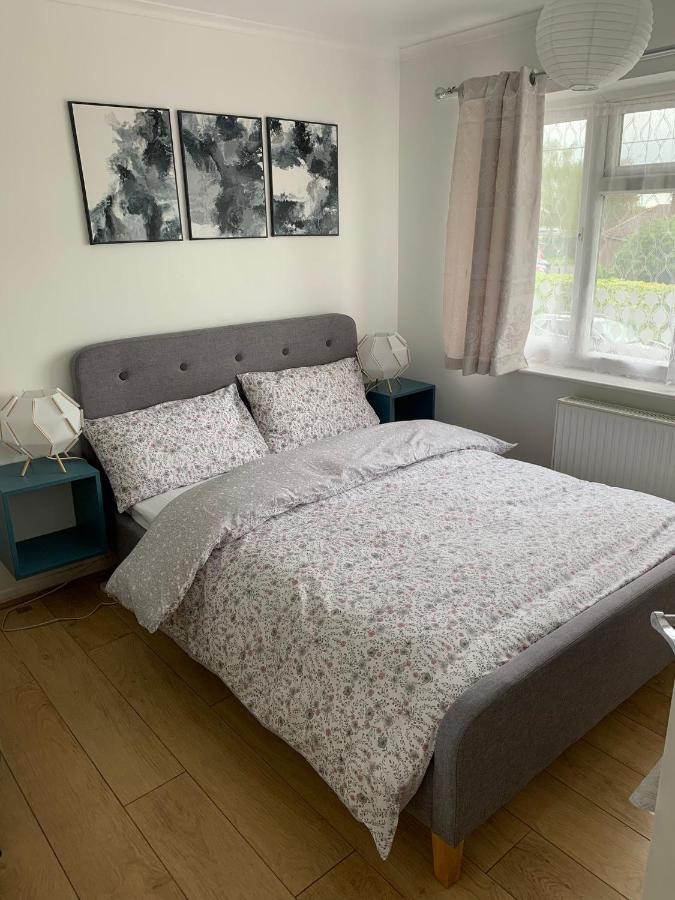 Beaconsfield 4 Bedroom House In Quiet And A Very Pleasant Area, Near London Luton Airport With Free Parking, Fast Wifi, Smart Tv Luaran gambar