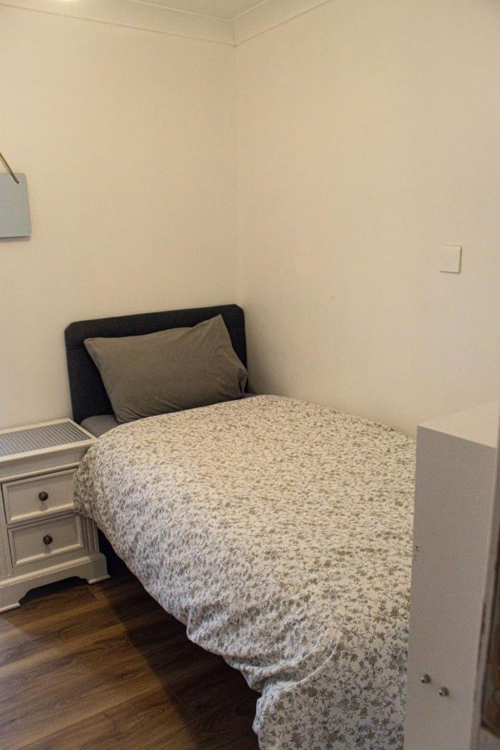 Luton Airport House In Quiet And A Very Pleasant Area, Near London Luton Airport Luton (Bedfordshire) Bilik gambar
