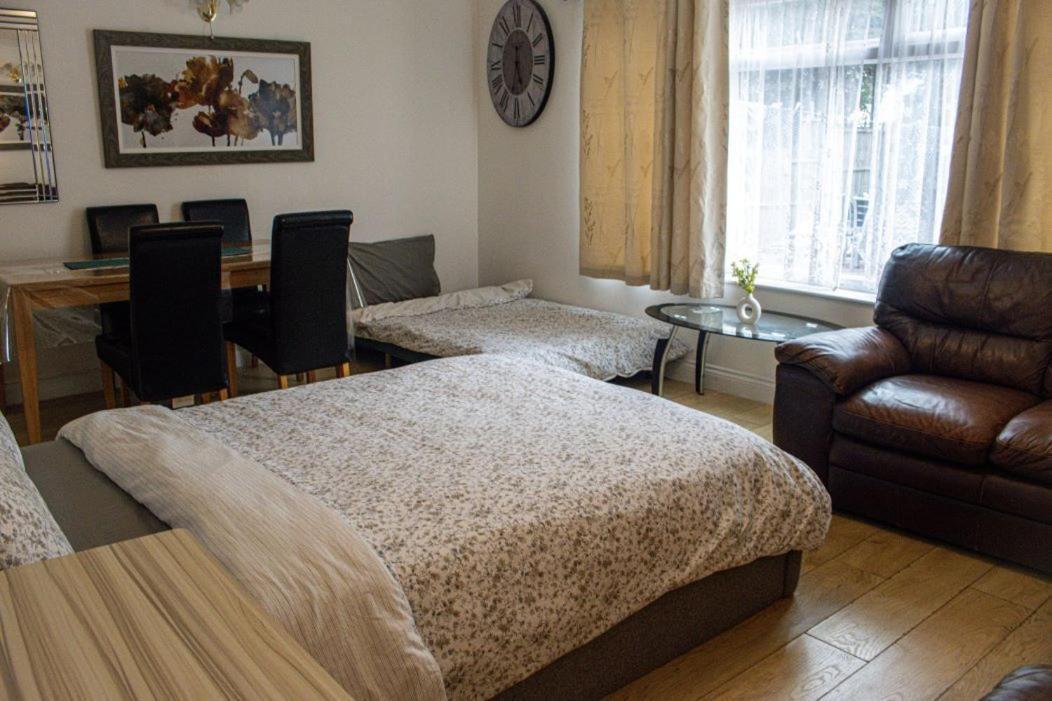 Luton Airport House In Quiet And A Very Pleasant Area, Near London Luton Airport Luton (Bedfordshire) Bilik gambar
